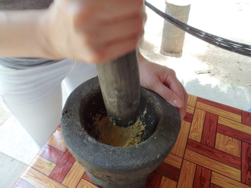カンボジアの料理教室の石臼のすり鉢